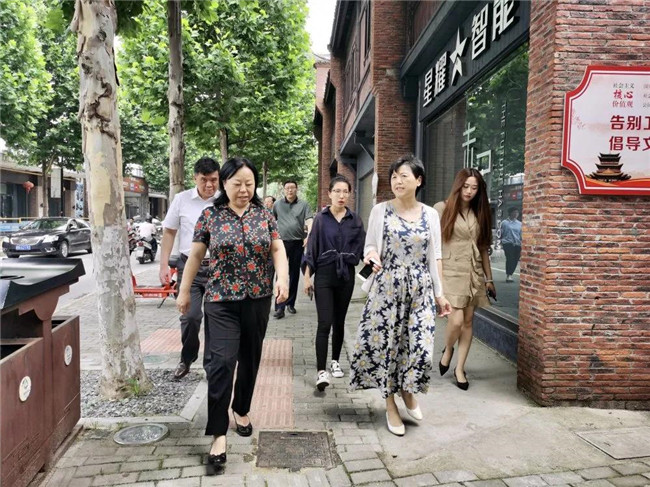 省僑聯主席張知明到御窯景巷參觀考察